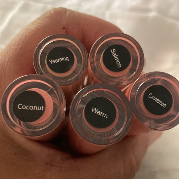 Gorgeous Hydration lip glosses 😍 - Picture 3 of 4